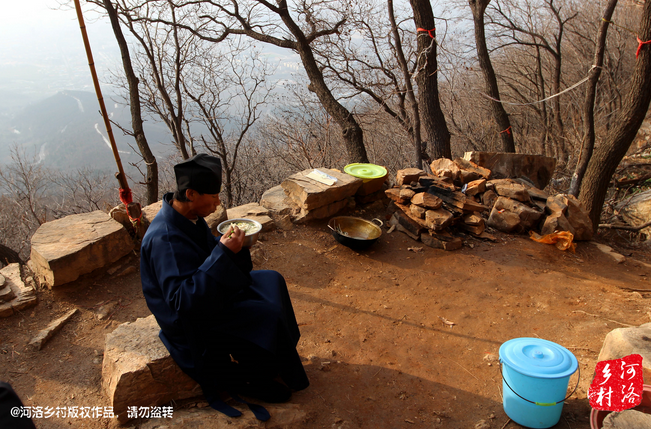 鄰居有時(shí)候會(huì)拿這些廢品下山，換取一些食物，對(duì)于老崔來(lái)說(shuō)，既然出家就該安守清貧，撿破爛換好吃的，不是出家人該做的。他偷偷把鄰居的一大包廢品踢下了山，于是爭(zhēng)吵并且打起了架。