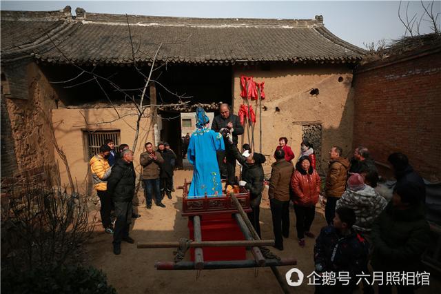 洛陽(yáng)過(guò)年村里耍高抬 小演員嚇哭好幾次