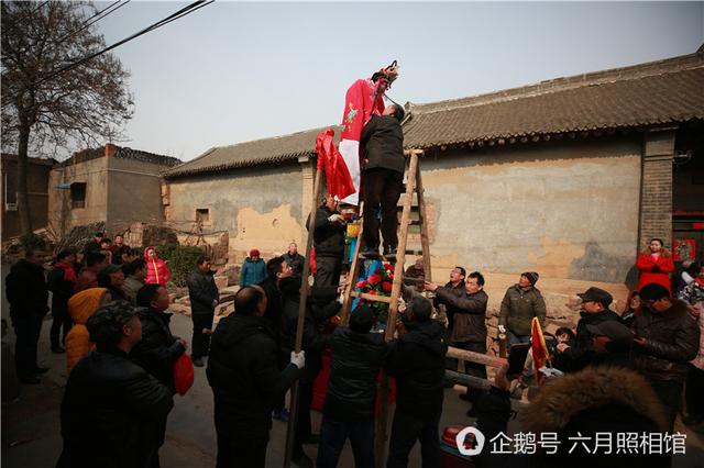 洛陽(yáng)過(guò)年村里耍高抬 小演員嚇哭好幾次