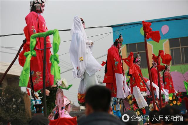 洛陽(yáng)過(guò)年村里耍高抬 小演員嚇哭好幾次