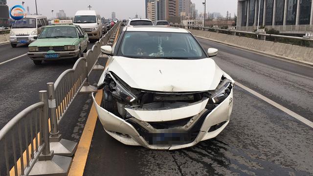 鄭州私家車撞毀十米護(hù)欄　司機(jī)抽著煙逆行下橋