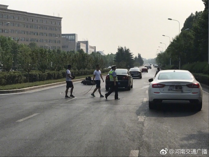 鄭州街頭瑪莎拉蒂與電動車相撞 電車車主受傷送醫(yī)