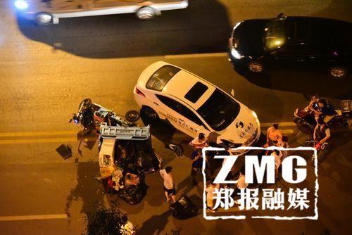 鄭州街頭深夜發(fā)生一起事故 一轎車將三輪撞翻在地