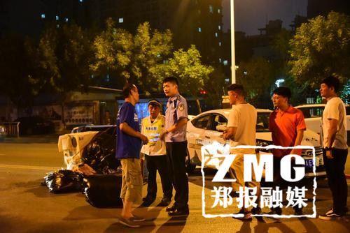 鄭州街頭深夜發(fā)生一起事故 一轎車將三輪撞翻在地