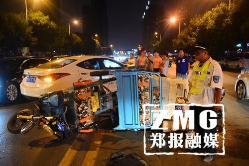 鄭州街頭深夜發(fā)生一起事故 一轎車將三輪撞翻在地