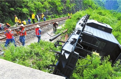 北京一輛大貨車剎車失靈撞火車 列車3節(jié)車廂受損