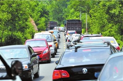 北京一輛大貨車剎車失靈撞火車 列車3節(jié)車廂受損