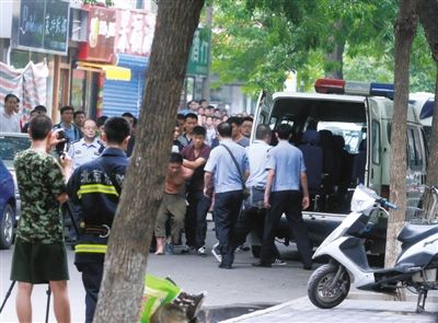 女童安全獲救后，嫌疑人被制服并由民警押出餐館。新華社發(fā)