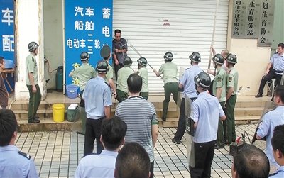 昨日，警方趕到現(xiàn)場制服嫌疑人何某。