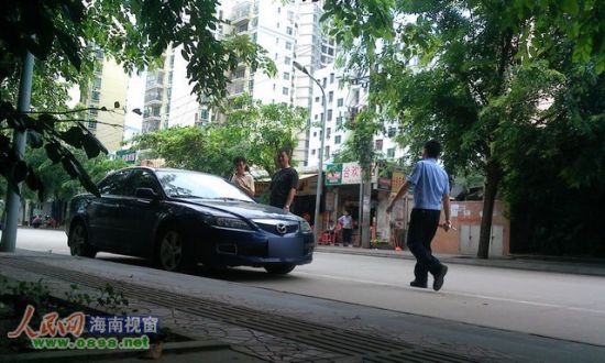 穿警服的男子走向和自己的車并發(fā)現罰單