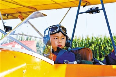 8月31日，5歲半“裸跑弟”從河北固安駕駛飛機飛越北京野生動物園。圖/CFP