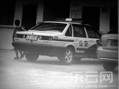 被指接送小孩上學(xué)的警車。