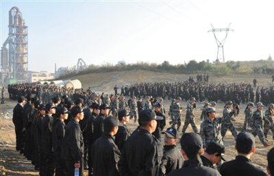 10月12日，貴陽，觀山湖區(qū)控拆違指揮部組織2500余人到金華鎮(zhèn)上鋪村空山壩，對54棟違法建筑進行