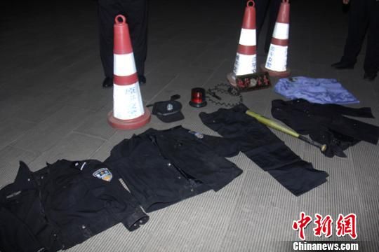 山西4人開(kāi)警車假冒交警上路執(zhí)勤罰款(圖)