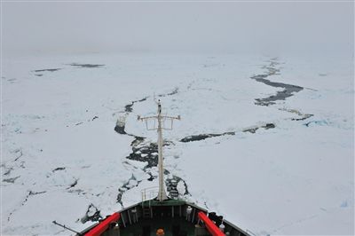 7日17時50分許，“雪龍”號船頭冰面裂開一條水道，“雪龍”號趁機(jī)迅速穿過。