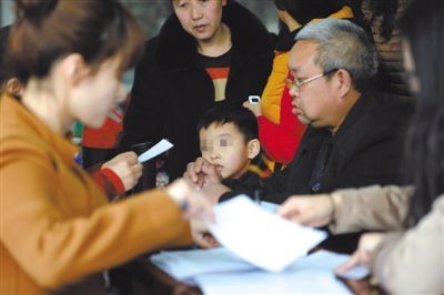 昨日，家長(zhǎng)為服用藥品的幼兒登記參加體檢。西安兩所幼兒園長(zhǎng)期給園內(nèi)幼兒集體服用“病毒靈”。