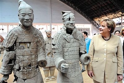 2010年7月17日，西安，默克爾參觀兵馬俑，慶祝生日。