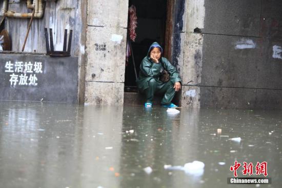 7月15日，因連日強降雨致長沙市開福區(qū)西長街街道出現(xiàn)嚴(yán)重內(nèi)澇，最深水位超過一米，沿街60余戶門面進(jìn)