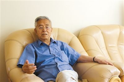 楊維駿 歷任云南省政協(xié)副主席等職。89歲高齡的楊維駿為12名失地農(nóng)民代表開(kāi)道，到云南省政協(xié)反映問(wèn)題。