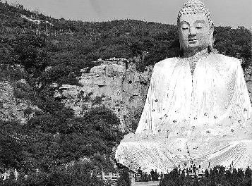 “黃袍加身”的蒙山大佛