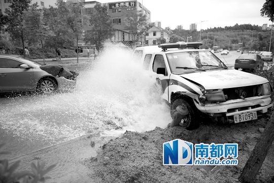 昨日，龍華金龍路，男子開走警車，后撞上消防栓停下，警車車頭受損。