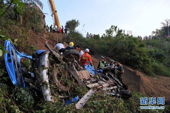 廣西一大貨車與面包車相撞致8死 貨車司機(jī)被控制