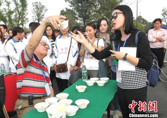 圖為外國友人品嘗揚州炒飯?！〈藜衙鳌z