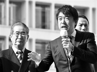 29日，日本著名極右翼分子石原慎太郎（左）和新生代右翼政客橋下徹在東京街頭演講拉票。