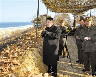 25日，朝鮮最高領(lǐng)導(dǎo)人金正恩指導(dǎo)朝鮮軍隊進行登陸及反登陸訓(xùn)練。