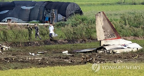 當?shù)貢r間28日下午2時8分許，韓國一架空軍教練機T-50在全羅南道光州市西區(qū)細荷洞農(nóng)田墜毀。