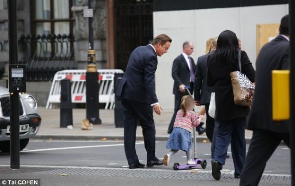 英國首相卡梅倫步行送女兒上幼兒園。