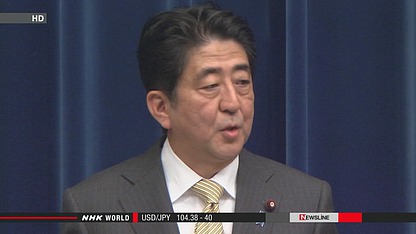 日本首相安倍晉三出發(fā)前往瑞士前接受記者采訪。