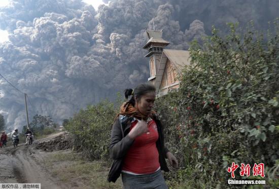 當?shù)貢r間2月1日，印尼錫納朋火山持續(xù)噴發(fā)。