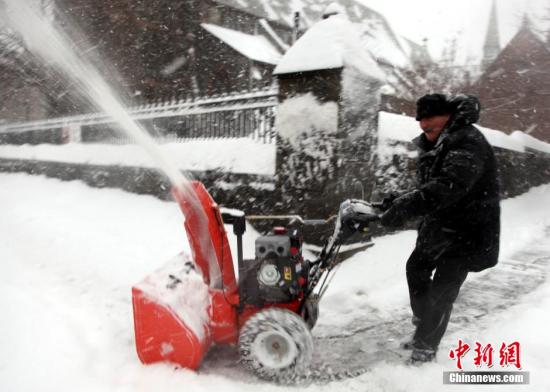 　　2月13日，強大暴風雪系統(tǒng)繼續(xù)襲擊人口稠密的美國東北部地區(qū)。