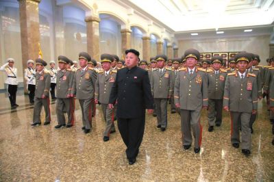 金正恩率領軍隊領導人等前往平壤錦繡山太陽宮瞻仰了金日成、金正日的遺容。