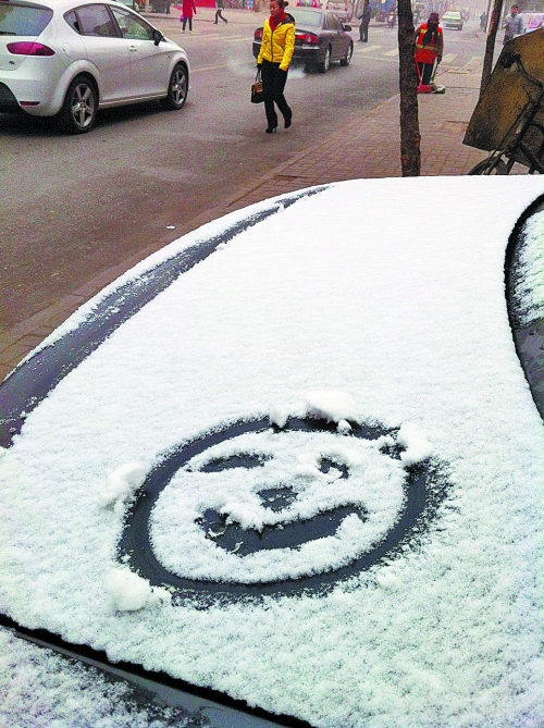 一月十五日上午，有汽車披著一身的雪裝，從經(jīng)開區(qū)回到市區(qū)。