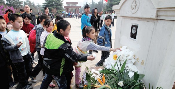 昨天上午，來(lái)鄭州市烈士陵園祭掃的小學(xué)生將百花擺放在吉鴻昌烈士墓前