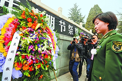 　　4月4日,我國首位女航天員劉洋來到林州市烈士陵園。在烈士紀(jì)念碑前,劉洋和眾人一起列隊肅立默哀致敬