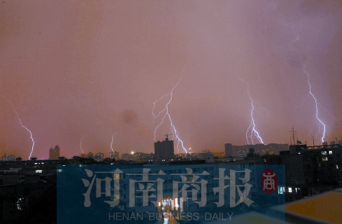 昨天21:30左右，雷電頻頻“光顧”鄭州市區(qū)