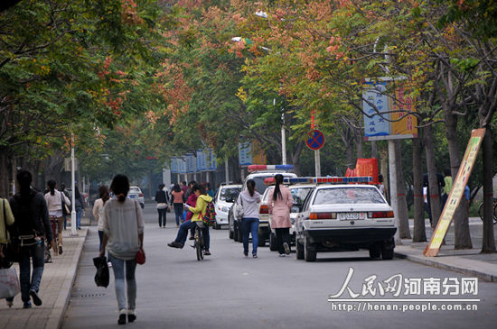 河南師范大學(xué)的出事餐廳門口停著三輛警車