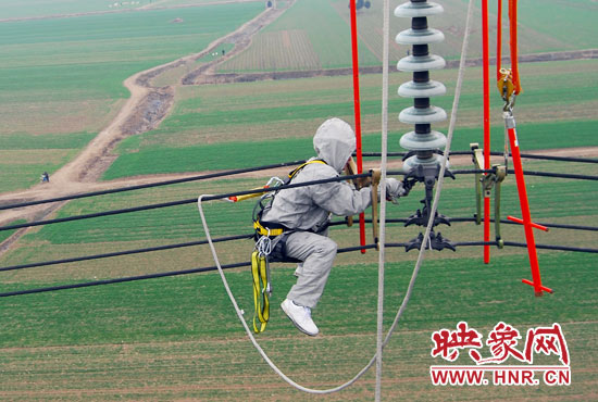 超高壓輸電線是樊建軍工作的主戰(zhàn)場(chǎng)，他現(xiàn)在雖然不經(jīng)常登塔，但在塔下卻并不輕松。