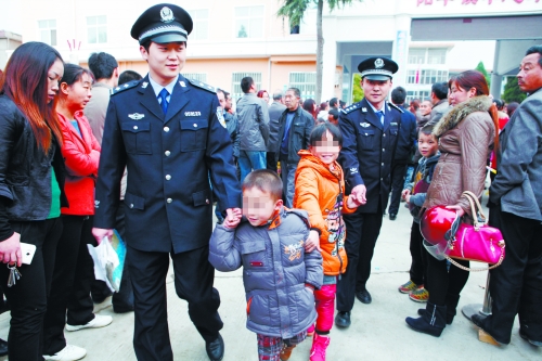 兩位民警接小姐弟倆放學(xué)回“家”