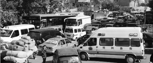 鄭州市三院門口,車流中,急救車奮力突圍