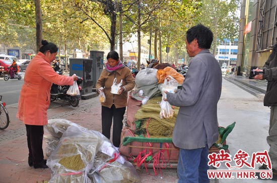 在賣粉條的時候,還有市民給他們送飯。