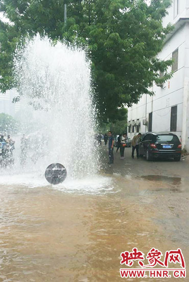 自來(lái)水噴了五六米高