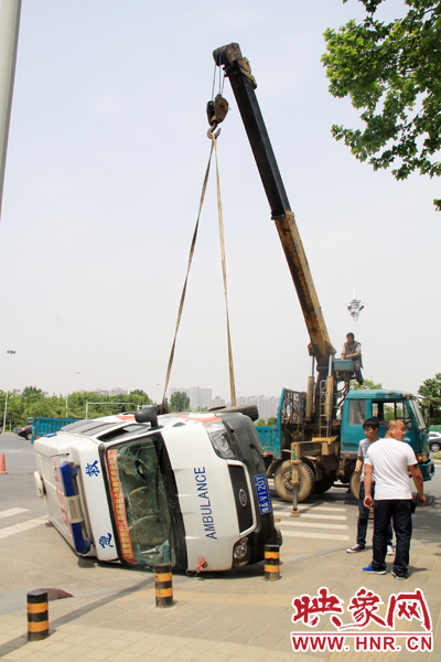 吊車將120急救車吊起