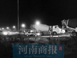 事發(fā)后,民警在現(xiàn)場附近查渣土車和水泥罐車