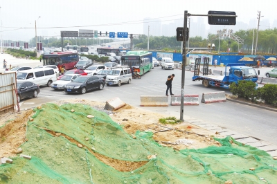 中州大道石化路口東西方向被封堵（圓圈處）