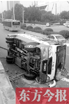 鄭州一貨車失控翻落兩米橋下 橋面留數(shù)米剎車印