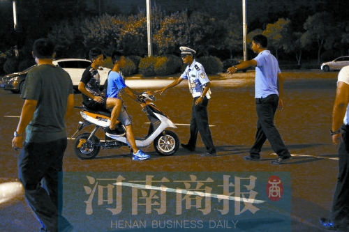 民警攔下了其中一輛車